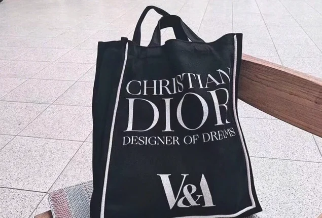 va博物馆和dior联名帆布包？谁能简单介绍一下？